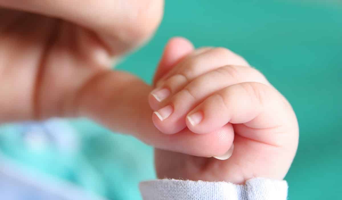 Hoe moet je de nagels van de baby knippen