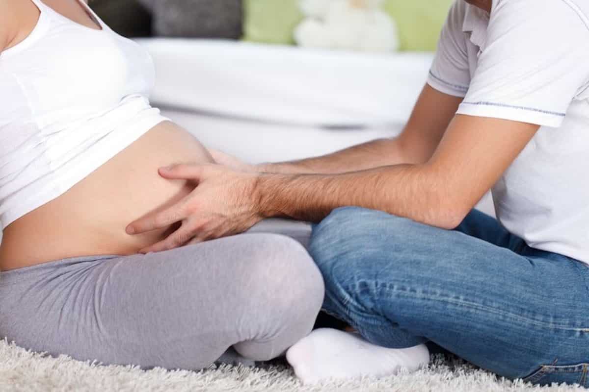 Hoe voelt een zwangere buik in het begin?