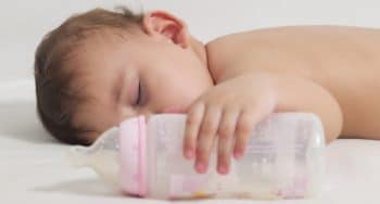 Plastic of glazen drinkfles voor de baby