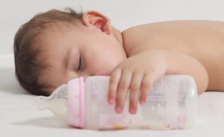 Plastic of glazen drinkfles voor de baby