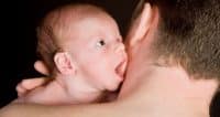 Voordelen huid op huidcontact van de baby met papa