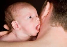 Voordelen huid op huidcontact van de baby met papa