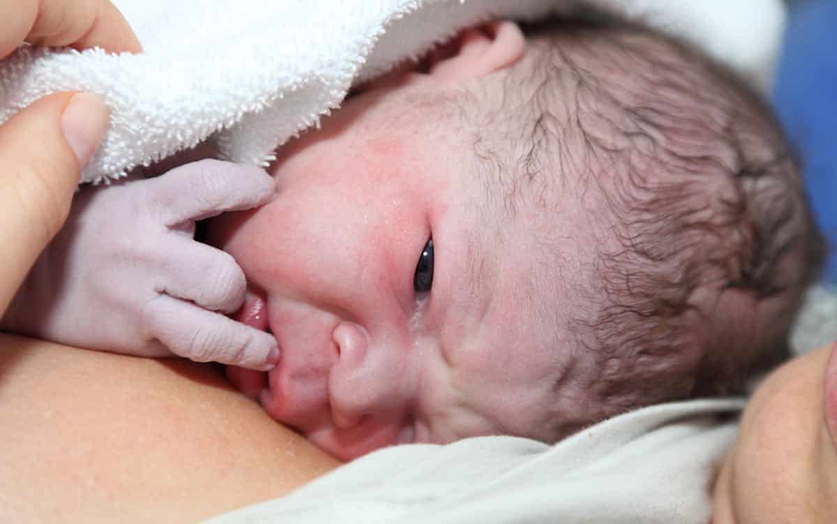 Waarom borstvoeding opstarten gouden uur belangrijk