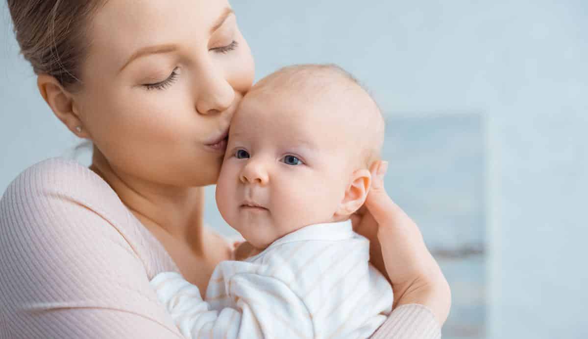 Waarom gevaarlijk om een baby te kussen