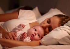 Waarom worden mannen niet wakker van huilende baby