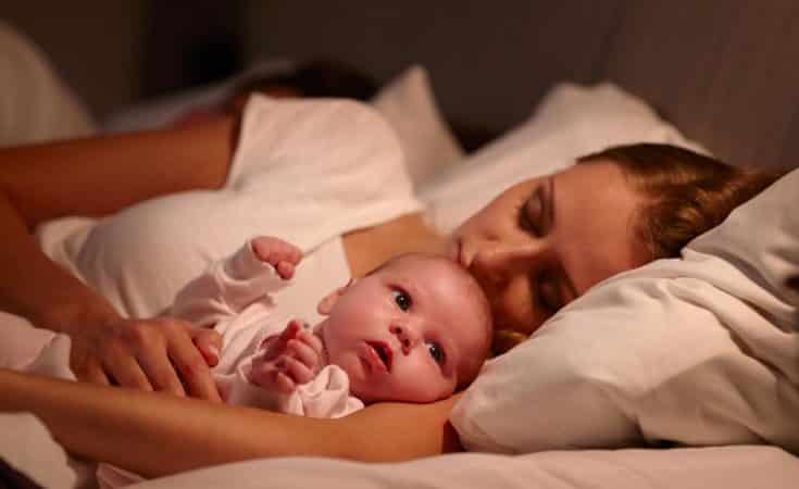 Waarom worden mannen niet wakker van huilende baby