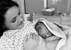 Wat kan de partner doen als verloskundige te laat is voor bevalling