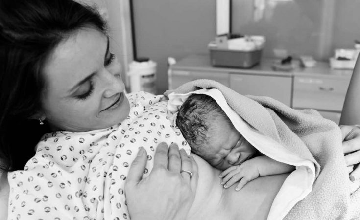 Wat kan de partner doen als verloskundige te laat is voor bevalling