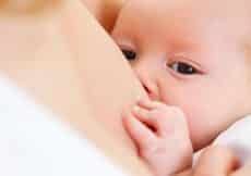 baby borstvoeding geven