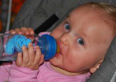 een baby water leren drinken