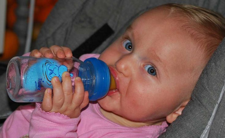 een baby water leren drinken