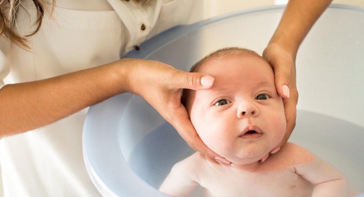 Kritiek Miles Stemmen Babybadje of tummy tub kiezen? De voordelen en nadelen!