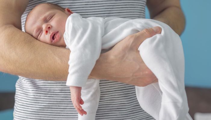 hoe baby vasthouden bij darmkrampjes