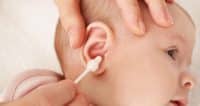 hoe oor van de baby schoonmaken