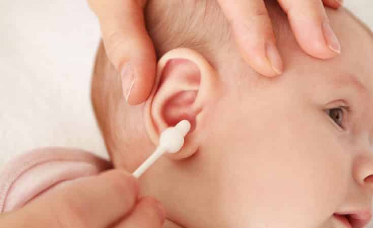 hoe oor van de baby schoonmaken