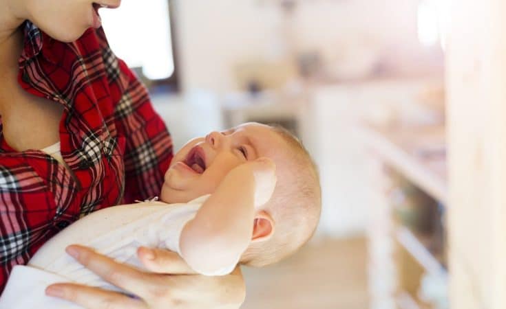 onderzoek baby vasthouden en rondlopen kalmeren