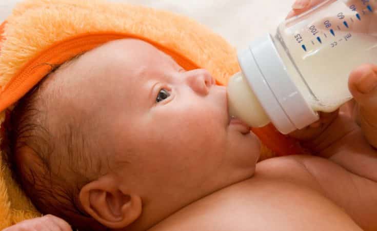 tips bij flesvoeding geven baby