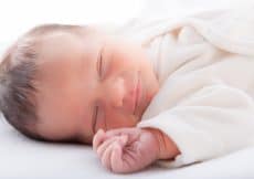 tog-waarde bij aankleden slapen van de baby