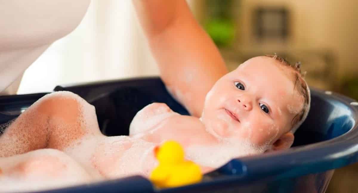 Kritiek Miles Stemmen Babybadje of tummy tub kiezen? De voordelen en nadelen!