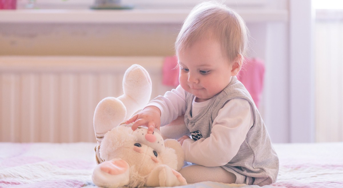 twee Alexander Graham Bell Origineel Waarom is een knuffel belangrijk voor jouw baby of dreumes?