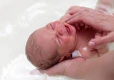 wanneer baby in bad doen na geboorte